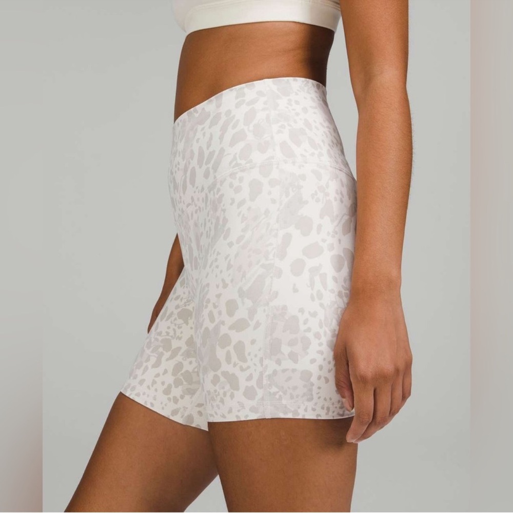 Lululemon Align High Rise Shorts 6" - Cheetah Camo
Antique White Multi